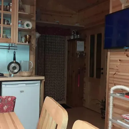piccolo chalet di fronte al ponte Tibetano