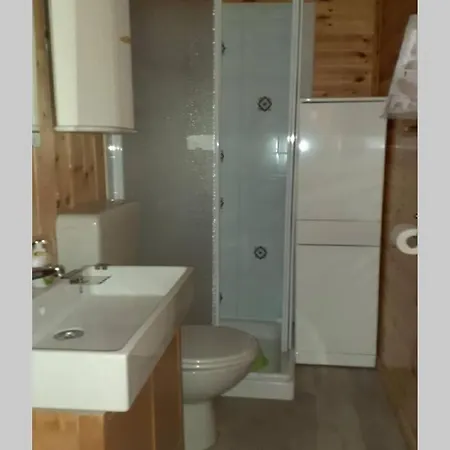 piccolo chalet di fronte al ponte Tibetano Chalet Claviere
